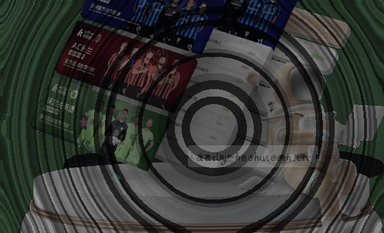 一张木桌上，散落着扑克牌、硬币和蓝色信封。